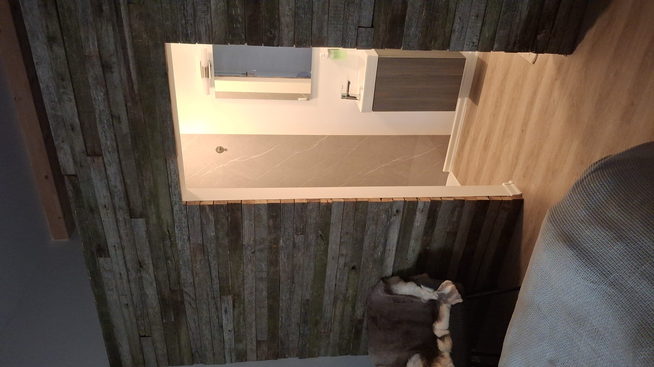Blick vom Zimmer ins Bad