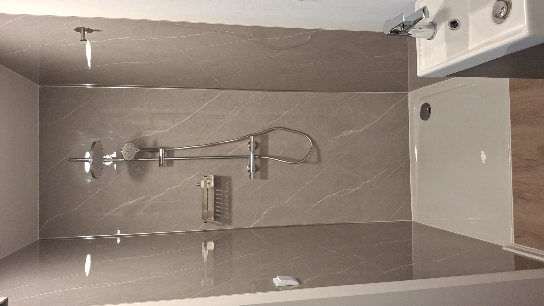 Modernes Bad mit Regendusche