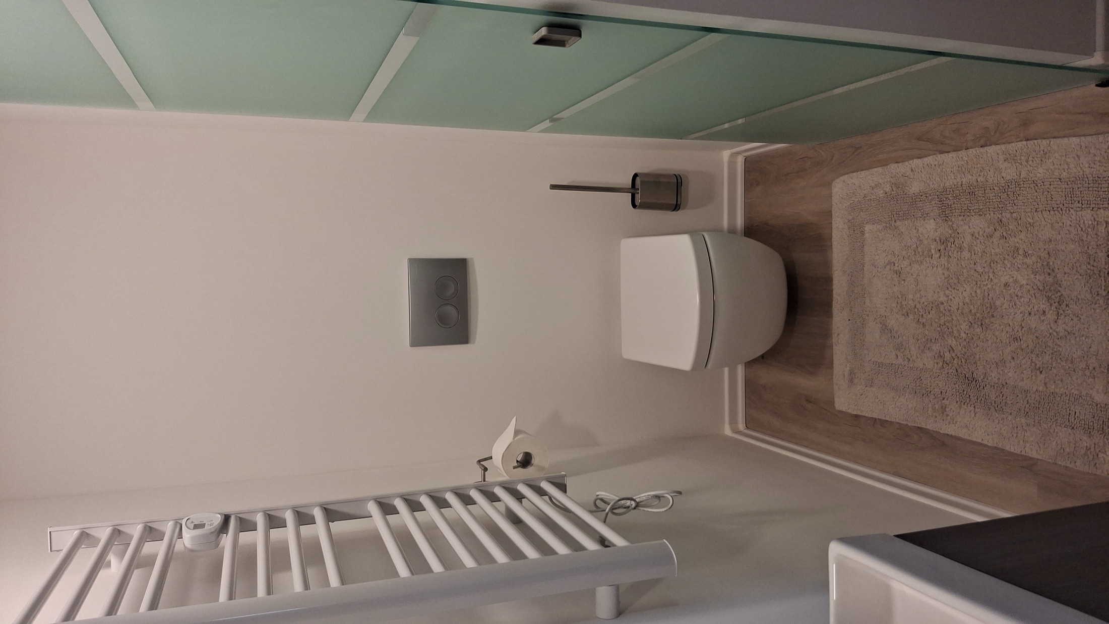 Separates WC mit Handtuchwärmer